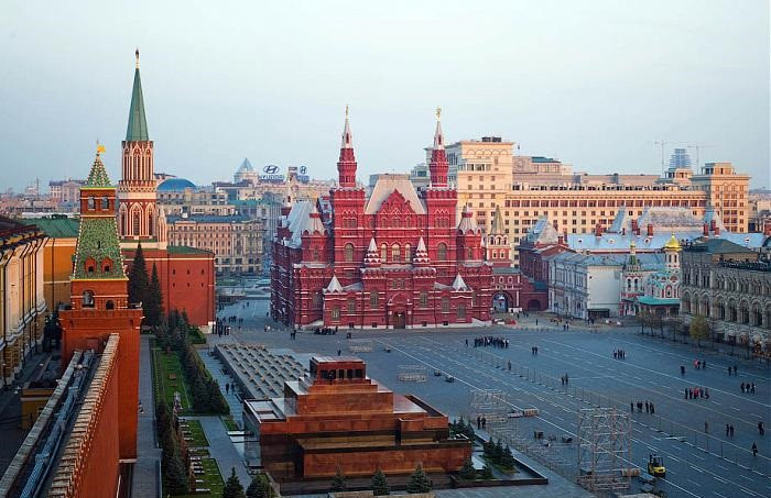 Tên gọi Quảng trường Đỏ ở thủ đô Moscow bắt nguồn từ từ "Krasnyi" với nghĩa "xinh đẹp". Mời độc giả xem thêm video về ngôi làng ở "tận cùng Trái đất" (Nguồn: VTC14)