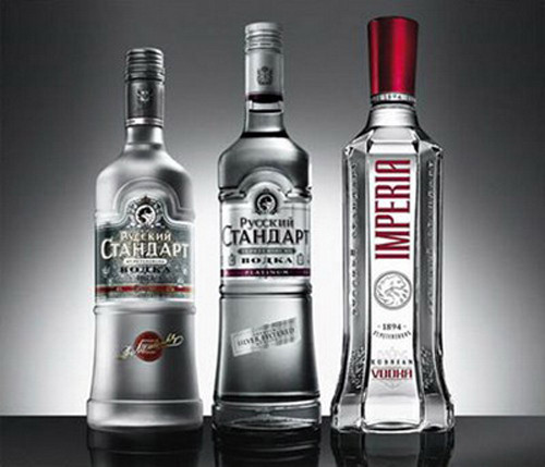 Từ "vodka" bắt nguồn từ từ "voda" (tiếng Nga) có nghĩa là "nước".