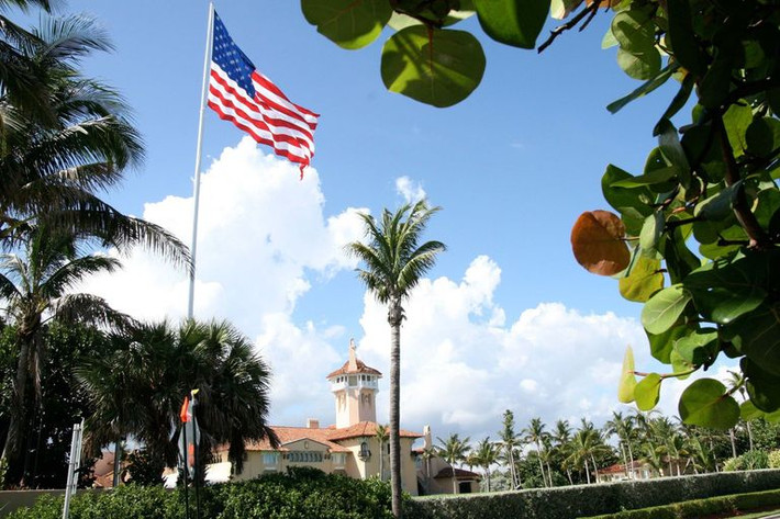 Toàn bộ khu nghỉ dưỡng Mar-a-Lago trải dài trên diện tích hơn 80.000 mét vuông, gồm có bãi biển, hồ bơi, phòng spa, phòng suite và biệt thự riêng,... Trước khu biệt thự nghỉ dưỡng, ông Trump đã cho dựng cột quốc kỳ cao hơn 21 m. Ảnh: TC.