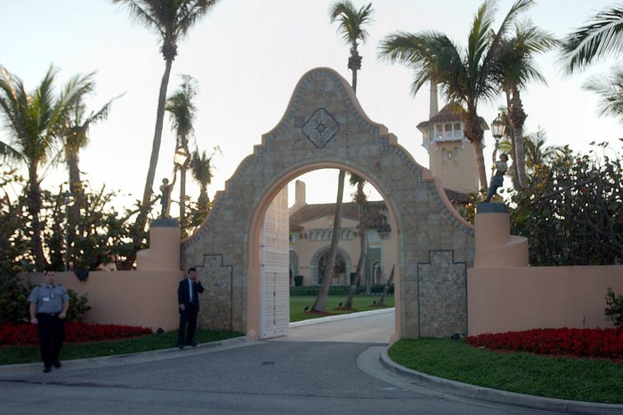 Cổng vào khu nghỉ dưỡng "sang chảnh" Mar-a-Lago của ông Trump. Ảnh: BI.