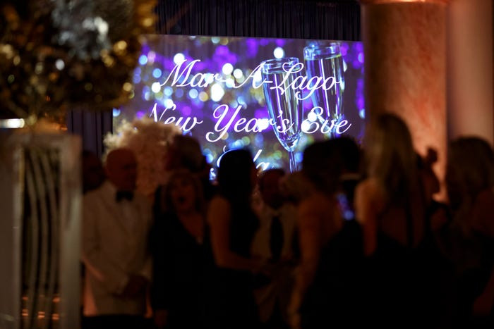 Năm 2017, khoảng 600 người đã tham dự bữa tiệc đón năm mới tại Mar-a-Lago. Tổng thống đắc cử Donald Trump khi đó đã có bài phát biểu trước thềm năm mới. Ảnh: AP.