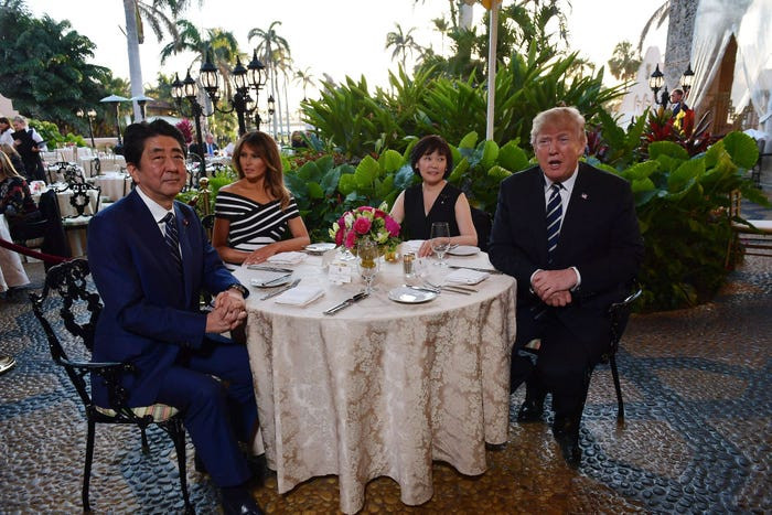 Không chỉ là nơi đón Tết, khu biệt thự nghỉ dưỡng Mar-a-Lago bên bờ Đại Tây Dương này cũng là nơi ông Trump đón tiếp lãnh đạo nhiều quốc gia, trong đó có Thủ tướng Nhật Bản Shinzo Abe. Ảnh: BI.
