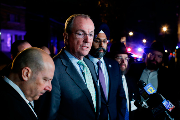 Thống đốc New Jersey Phil Murphy trao đổi với các phóng viên gần hiện trường vụ xả súng tại thành phố Jersey. Ảnh: AP.