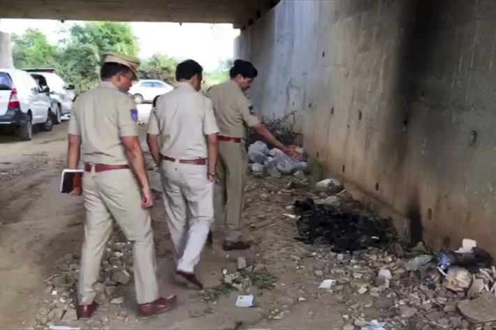 Như tin tức đã đưa, một nữ bác sĩ thú y 27 tuổi ở Hyderabad đã bị bắt cóc vào tối 27/11 khi quay lại lấy chiếc xe máy của cô để gần đường cao tốc. Sáng ngày hôm sau, cảnh sát tìm thấy cơ thể cháy đen của người phụ nữ này. Ảnh: AP.
