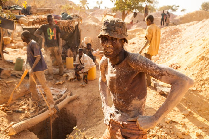 Khu khai thác vàng thủ công này ở Burkina Faso từng là nơi sinh sống của khoảng 10.000 người khi Brown thăm nơi này vào năm 2010.