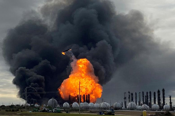 Một vụ nổ xảy ra tại nhà máy hóa dầu của Tập đoàn TPC ở Port Neches, bang Texas, tháng 11/2019.