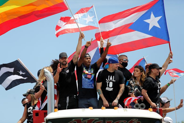 Một nhóm người tham gia cuộc biểu tình kêu gọi Thống đốc Ricardo Rossello từ chức tại San Juan, Puerto Rico, ngày 22/7/2019.