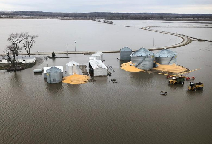 Cảnh ngập lụt tại Fremont, Iowa, hồi tháng 3/2019. Có thể thấy, thiên tai như động đất, núi lửa, bão lũ,... xảy ra đã làm ảnh hưởng nhiều đến cuộc sống của người dân nước Mỹ năm vừa qua.
