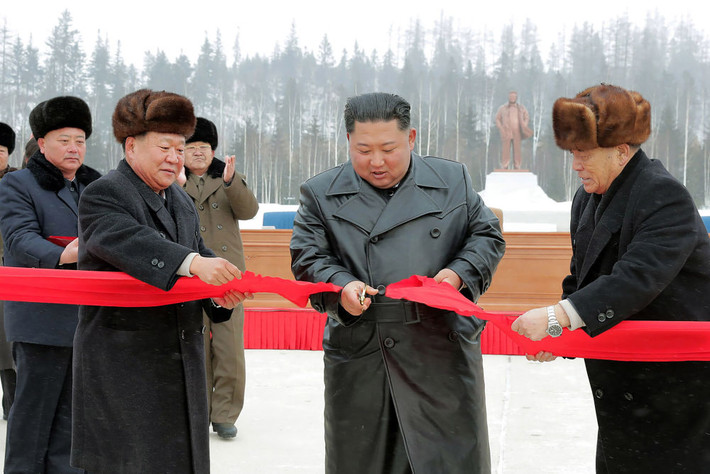 Theo Sputnik, lãnh đạo Triều Tiên Kim Jong-un đã có mặt tại lễ cắt băng khánh thành Samjiyon - thị trấn kiểu mẫu mới có khu nghỉ dưỡng trượt tuyết và sân vận động cùng nhiều cơ sở hạ tầng hiện đại khác. (Nguồn ảnh: Sputnik/Reuters)
