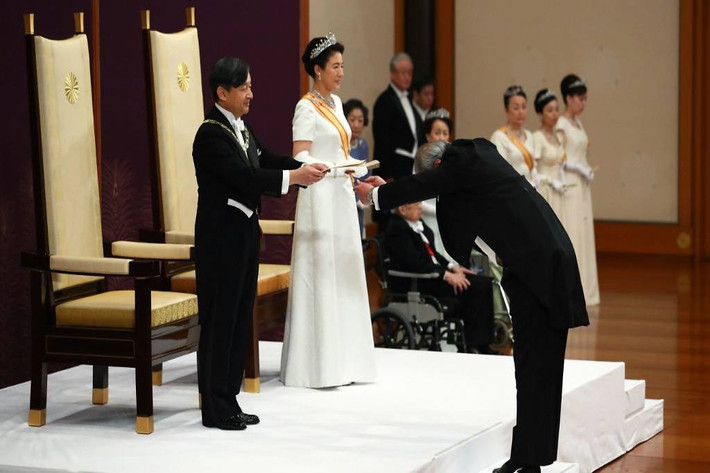 Sáng ngày 1/5, Thái tử Naruhito chính thức trở thành Nhật hoàng thứ 126 sau nghi lễ đăng quang diễn ra trọng thể tại Hoàng cung ở thủ đô Tokyo. Sau lễ đăng cơ, Nhật hoàng Naruhito đã có bài phát biểu đầu tiên trước cả nước với tư cách là Hoàng đế thứ 126 tại Cung điện Hoàng gia, đưa đất nước bước sang triều đại mới - Reiwa (Lệnh Hòa). Ảnh: CNA.