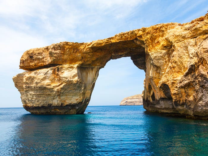 Vòm đá Azure là một trong những điểm thu hút khách du lịch phổ biến trên đảo Gozo của Malta. Tuy nhiên, nó đã sụp đổ hồi năm 2017.