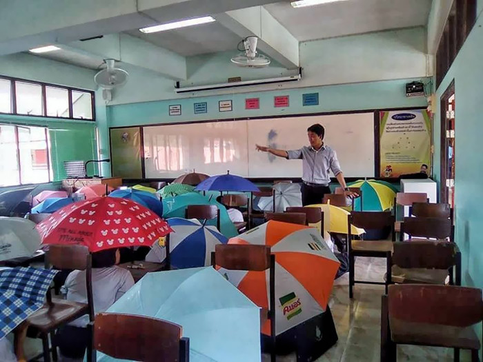 Còn đây là những chiếc ô chống gian lận thi cử.