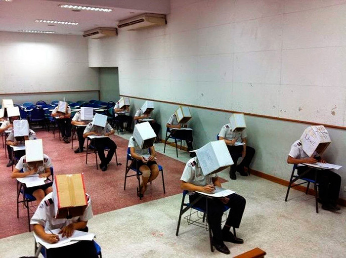 Với những chiếc hộp các-tông đội lên đầu như thế này, thật khó có thí sinh nào có thể gian lận trong phòng thi.