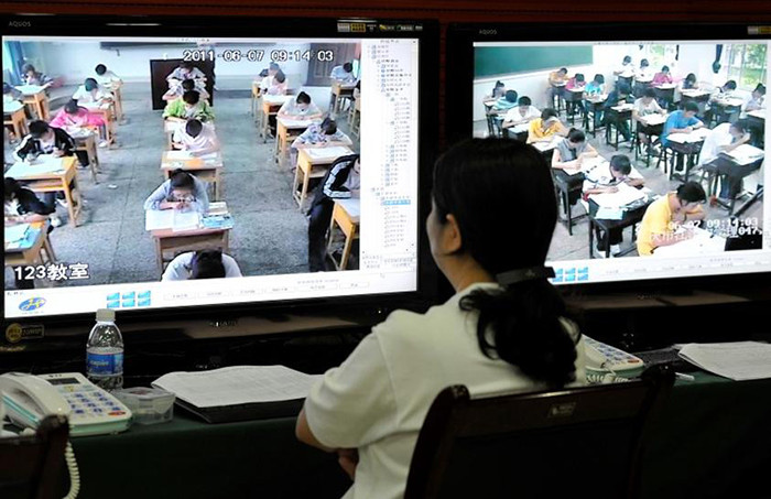 Lắp đặt camera giám sát trong phòng thi cũng là một cách hiệu quả để ngăn chặn tình trạng gian lận thi cử.