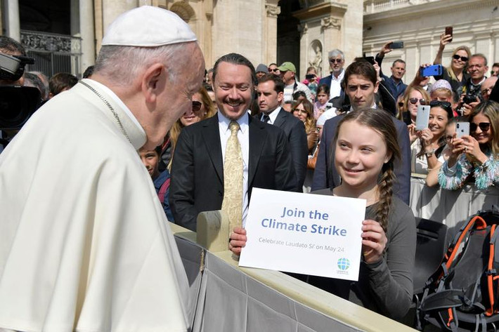 Greta Thunberg được coi là biểu tượng cho cuộc chiến chống biến đổi khí hậu của giới trẻ, song cô gái cũng vấp phải sự phản đối từ những người cho rằng những thông điệp của Thunberg là cực đoan, gây hoang mang và làm rối loạn cuộc chiến chống biến đổi khí hậu,...Ảnh: Thunberg gặp Giáo hoàng Francis tại Vatican ngày 17/4/2019. Ảnh: Reuters.
