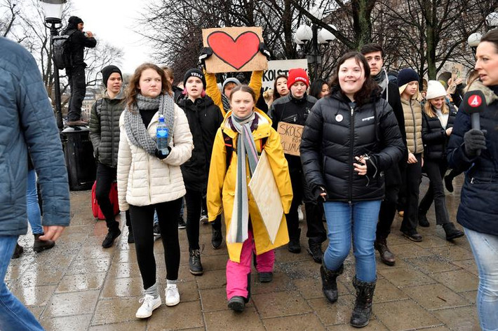 Biên tập viên Edward Felsenthal của Time cho biết Greta Thunberg được chọn là Nhân vật của năm 2019 vì đã "gióng lên hồi chuông cảnh báo về mối đe dọa mà nhân loại mang tới cho ngôi nhà duy nhất, vì mang lại tiếng nói vượt lên trên mọi bối cảnh và biên giới trong một thế giới chia rẽ và cho chúng ta thấy tương lai khi quyền lãnh đạo được trao cho các thế hệ kế tiếp". Ảnh: Reuters.