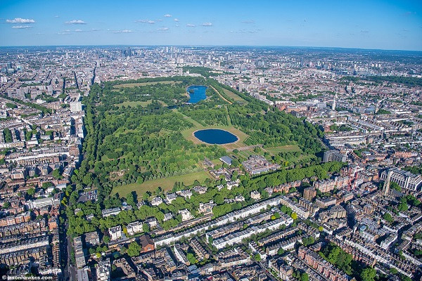 Quang cảnh Cung điện Kensington và Công viên Hyde nhìn từ trên cao. Được biết, Cung điện Kensington là nơi ở của Công tước và Nữ Công tước xứ Cambridge.