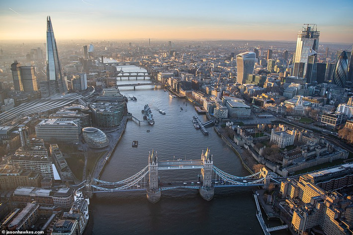 Quang cảnh sông Thames với cây cầu Tháp London nổi tiếng nhìn từ trên cao.