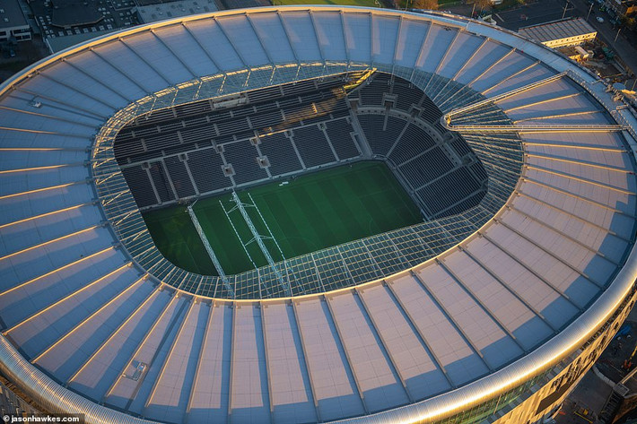 Sân vận động Tottenham Hotspur ở phía bắc London nhìn từ trên cao. Với sức chứa lên tới 62.303 người, đây là sân vận động câu lạc bộ lớn nhất ở London.
