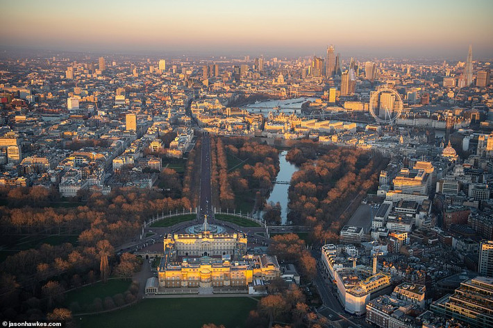 Cung điện Buckingham lúc chiều muộn. Nằm trong Westminster, cung điện này là nơi ở của Nữ hoàng Anh tại London và thường là trung tâm diễn ra các sự kiện quốc gia cũng như nơi tiếp đón khách của Hoàng gia.