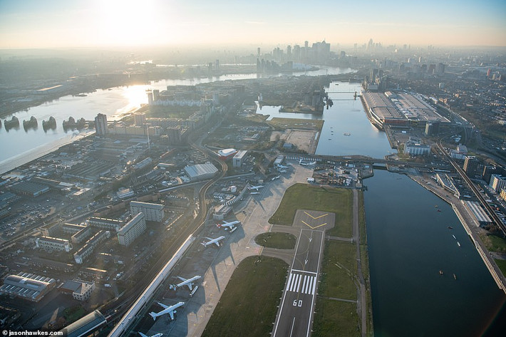 Sân bay London City có đường băng đơn dài khoảng 1,5 km. Mời độc giả xem thêm video về vụ một vật thể lạ giống UFO rơi xuống đường phố London (Nguồn video: VTC14)