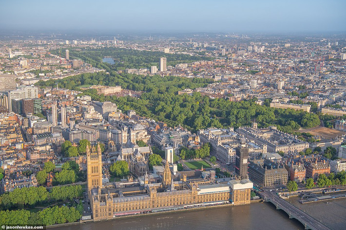 Cung điện Westminster ở London là nơi Lưỡng viện Quốc hội Anh nhóm họp.