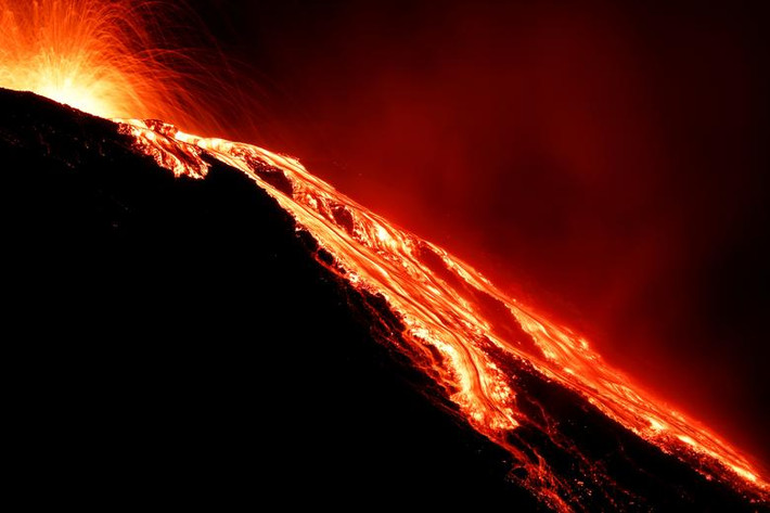 Dung nham phun trào từ núi lửa Stromboli trên đảo Stromboli, Italy, ngày 30/8/2019.