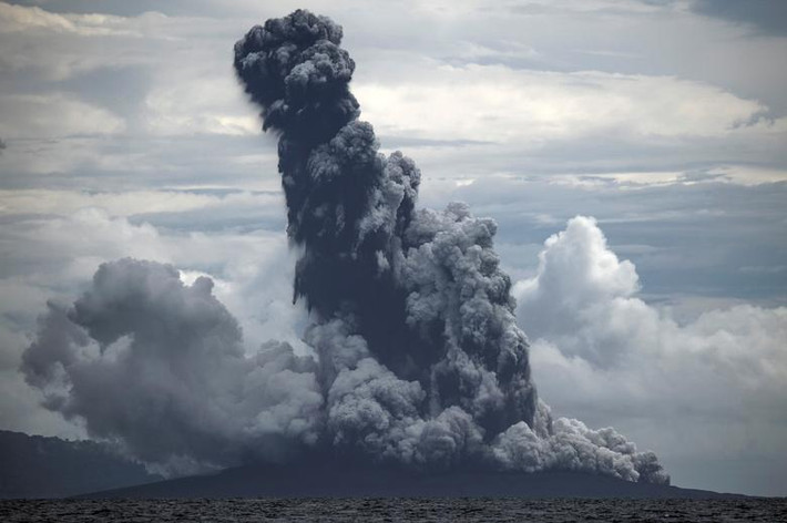 Núi lửa Anak Krakatau phun trào khói bụi ở Lampun, Indonesia, ngày 1/1/2019.