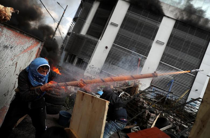 Ecuador: Người biểu tình sử dụng vũ khí tự chế trong cuộc biểu tình phản đối chính sách thắt lưng buộc bụng của Tổng thống Lenin Moreno ở Quito ngày 12/10.