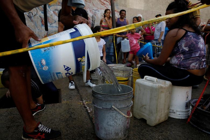 Venezuela: Cảnh người dân xếp hàng lấy nước ở Caracas ngày 1/4.
