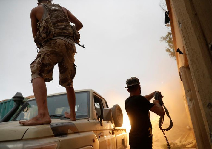 Libya: Giao tranh giữa lực lượng trung thành với chính phủ được Liên Hợp Quốc ủng hộ (GNA) và lực lượng LNA do Tướng Khalifa Haftar đứng đầu ở ngoại ô Tripoli ngày 25/5.