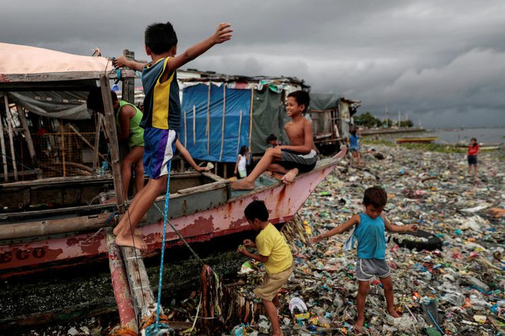 Philippines: Các em nhỏ chơi đùa ở bờ biển ngập rác thải tại Tondo, Manila, ngày 30/7.