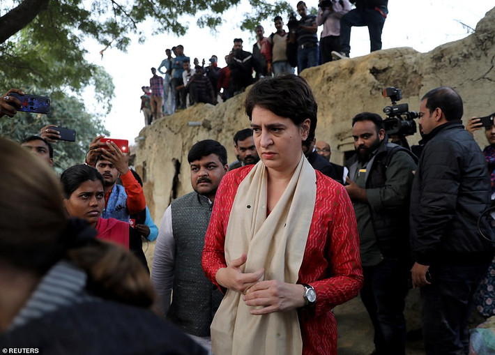 Bà Priyanka Gandhi Vadra, lãnh đạo đảng đối lập chính của Ấn Độ, thăm hỏi gia đình cô gái 23 tuổi.
