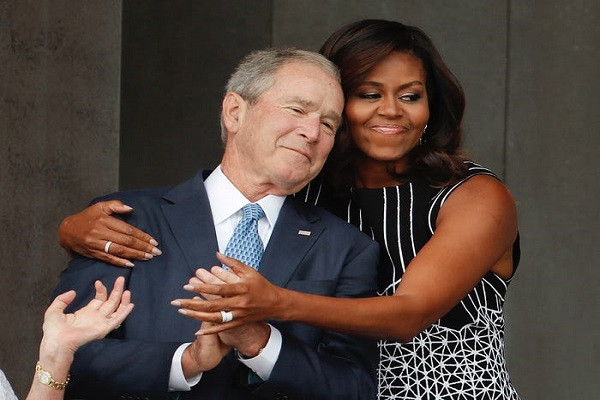 Hồi năm 2016, ông Bush và bà Obama đã cho thế giới thấy tình bạn bền lâu của họ bằng một cái ôm chân thành.