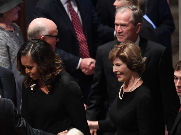 Hồi năm 2018, tại lễ tang cố Thượng nghị sĩ John McCain, cựu Tổng thống Mỹ George W. Bush được nhìn thấy đưa cho bà Obama một viên kẹo ngậm ho.