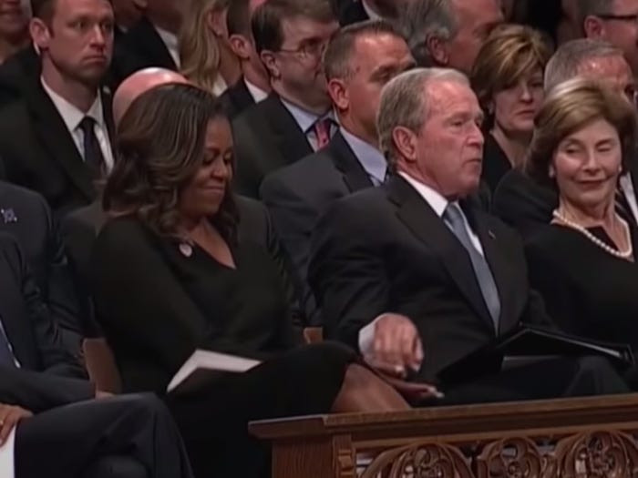 Sau đó, bà Obama nói "cảm ơn" và cho rằng đây là dấu hiệu cho thấy sự khác biệt về quan điểm chính trị, màu da, giới tính không phải điều khiến mọi người trở nên chia rẽ với nhau.