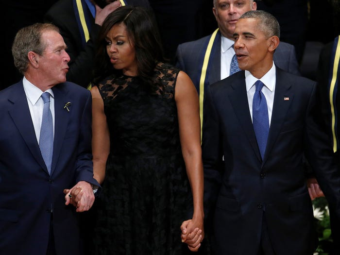 Cựu Tổng thống Bush, bà Michelle Obama và cựu Tổng thống Obama cùng hát trong buổi lễ tưởng niệm những cảnh sát thiệt mạng trong vụ xả súng tại Dallas, bang Texas, ngày 12/7/2016.