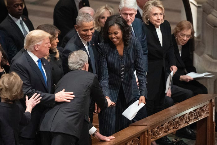 Tại lễ tang cố Tổng thống Mỹ George H.W. Bush hồi tháng 12/2018, ông Bush lại đưa cho bà Obama một viên kẹo ngậm ho.