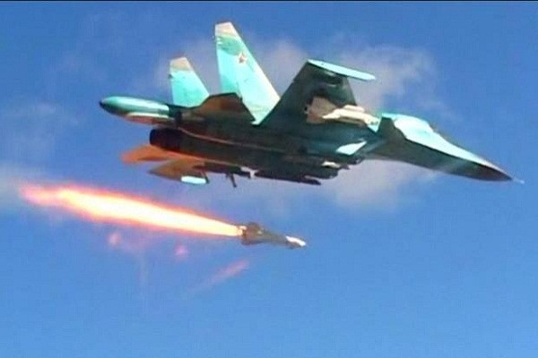 "Đợt oanh kích này nhằm hỗ trợ lực lượng chính phủ Damascus đang giao tranh ác liệt với các tay súng khủng bố IS ở khu vực xung quanh đập Avirez, phía đông sa mạc Badiyeh của tỉnh Homs", FNA đưa tin. Ảnh: AMN.