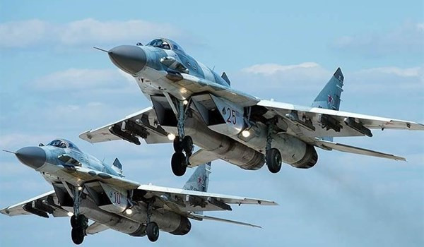 Theo hãng Fars (Iran), các chiến đấu cơ Nga và Syria đã tiến hành đợt oanh kích dữ dội nhằm vào căn cứ của phiến quân IS ở khu vực xung quanh sa mạc al-Sukhnah, gần tỉnh Deir Ezzor. Ảnh: FNA.