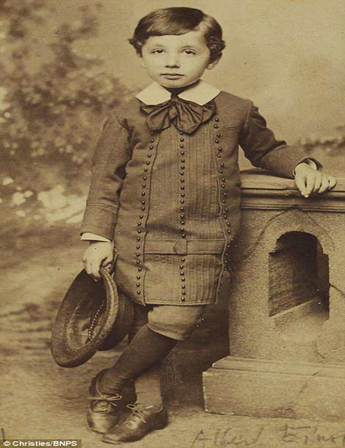 Bức hình về nhà vật lý Albert Einstein lúc 5 tuổi đang được bán đấu giá.