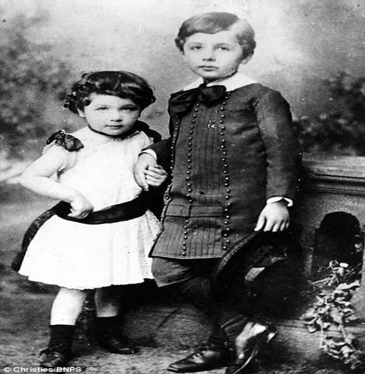 Được biết, bộ sưu tập này do em gái của nhà vật lý Einstein là Maja Winteler cất giữ và được trao lại cho gia đình Einstein sau khi bà qua đời năm 1951. Ảnh: Albert Einstein, 5 tuổi, chụp ảnh cùng em gái, Maja (3 tuổi), năm 1884.