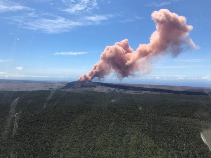 Núi lửa Kilauea thức giấc xả khói bụi mù mịt.