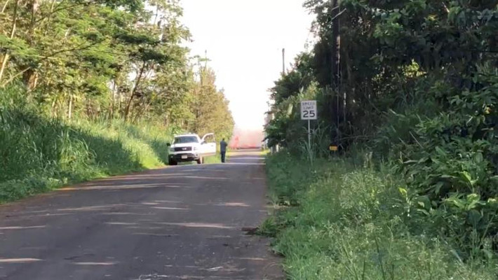 Dung nham tràn xuống một con đường ở Leilani Estates, Puna, Hawaii.