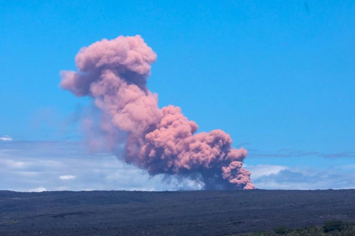 Cột khói bụi bốc lên cao sau khi núi lửa Kilauea phun trào.