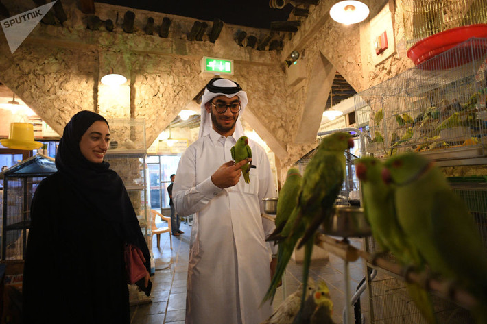 Người dân Qatar trong khu chợ Souq Waqif ở Doha.