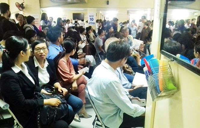 Mặc dù cơ quan xuất nhập cảnh đã đơn giản nhiều thủ tục so với trước đây nhưng người dân lại phải tập trung chờ để chụp ảnh ngày tại phòng quản lý xuất nhập cảnh là nguyên nhân chính dẫn đến sự ùn tắc và tốn kém thời gian công sức của nhiều người.