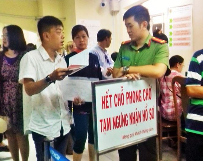 Khi dòng người vẫn như thác đổ vào làm thủ tục thì cơ quan chức năng đưa biển "Hết chỗ phòng chờ" và những người đến trễ (có khi chỉ vì đi tìm điểm gửi xe quanh các con phố lân cận) đành phải chờ đến buổi làm việc sau.