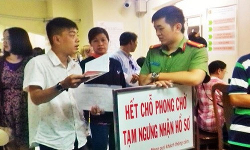Để làm hộ chiếu, nhiều người phải đi từ sáng sớm để xếp hàng nhưng khoảng 10 giờ cơ quan này đã phải chăng biển ngừng đón nhận người làm thủ tục do không còn chỗ để chờ. Với mức thu phí 200.000 đ/hộ chiếu, có những ngày nơi đây thu vào ngân sách hàng trăm triệu đồng, nhưng cảnh chờ đợi, chen lấn, mệt mỏi vẫn bao trùm trong phòng làm thủ tục.