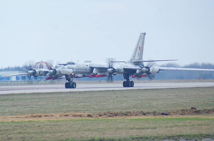 Tu-95 mang theo 8 tên lửa hành trình Kh-101 chuẩn bị xuất phát từ căn cứ không quân gần Moscow.